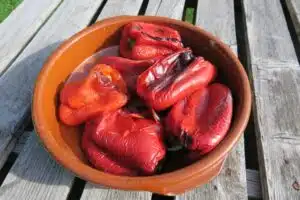 Poivrons grillés après cuisson au four à bois
