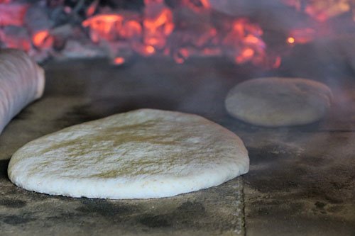 Cuisson deux Pitas four à bois