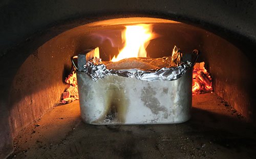 Cuisson poulet au gros sel au four à bois