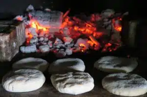 Naans fromage cuisson au four à bois