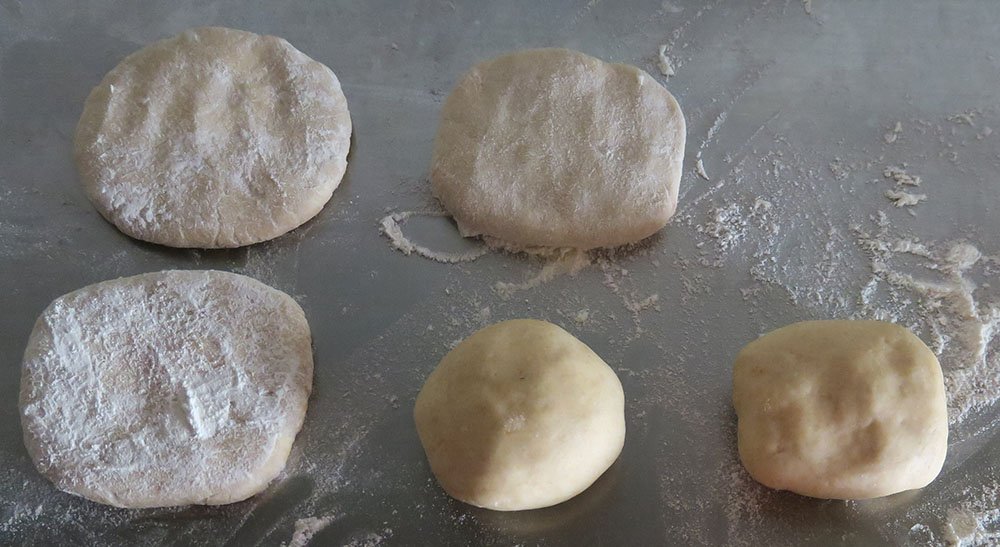 Façonnage Naans fromage cuisson au four à bois