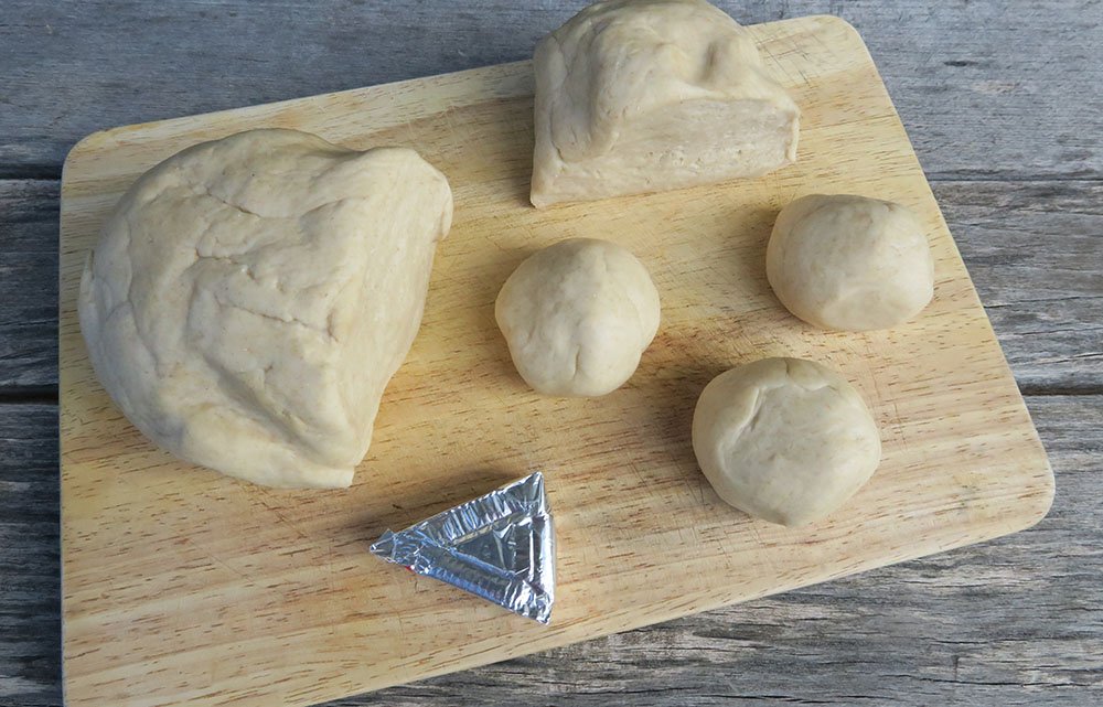 Préparation pâte Naans fromage cuisson au four à bois