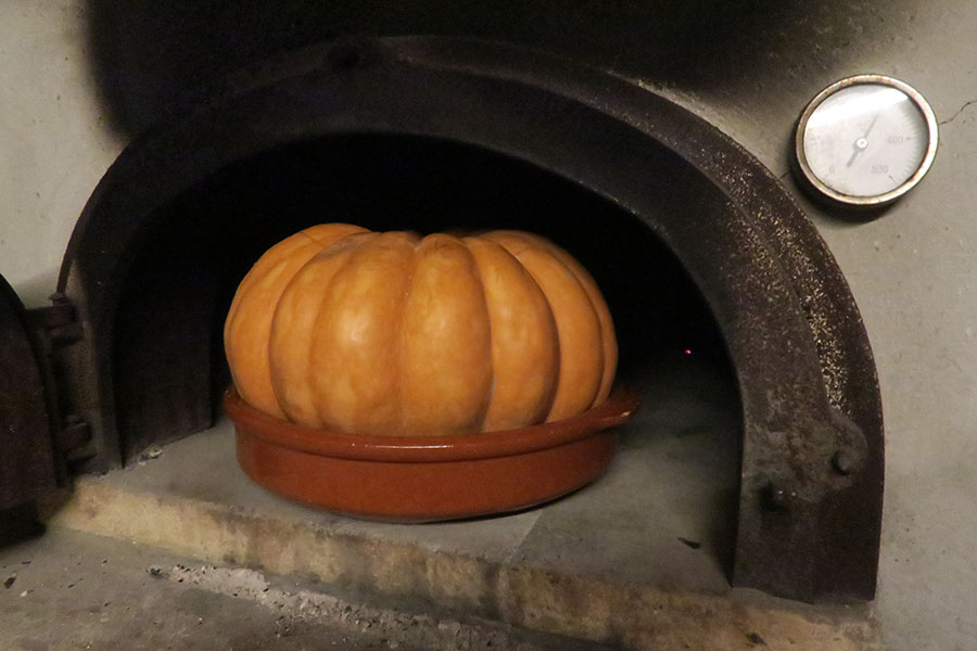 Enfournement courge au four à bois