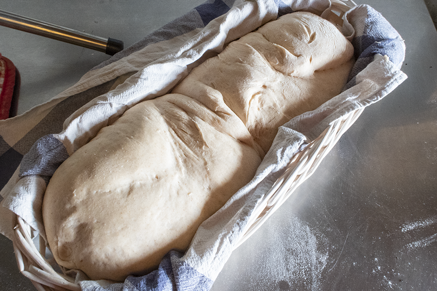 Pain levure boulanger dans banneton
