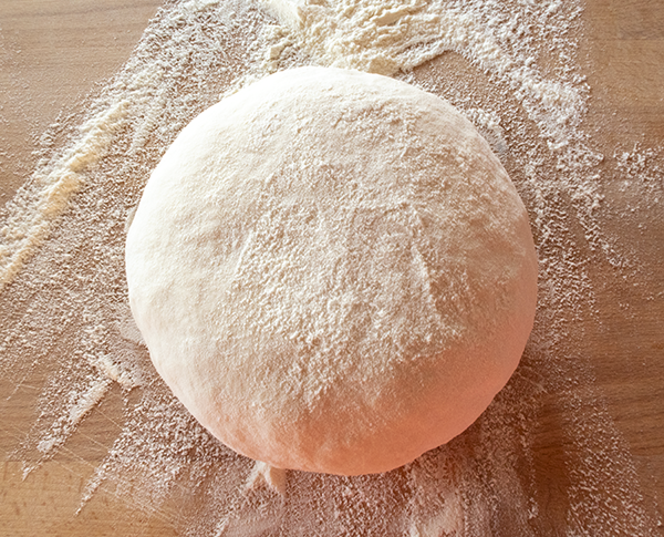 Pâton en boule d'un pain à la levure de boulanger