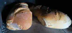Pain à la levure de boulanger à la sortie du four