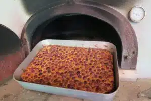 Clafoutis à la sortie du four à bois devant la porte
