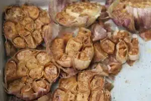Têtes d'Ails rôties après cuisson assaisonnées