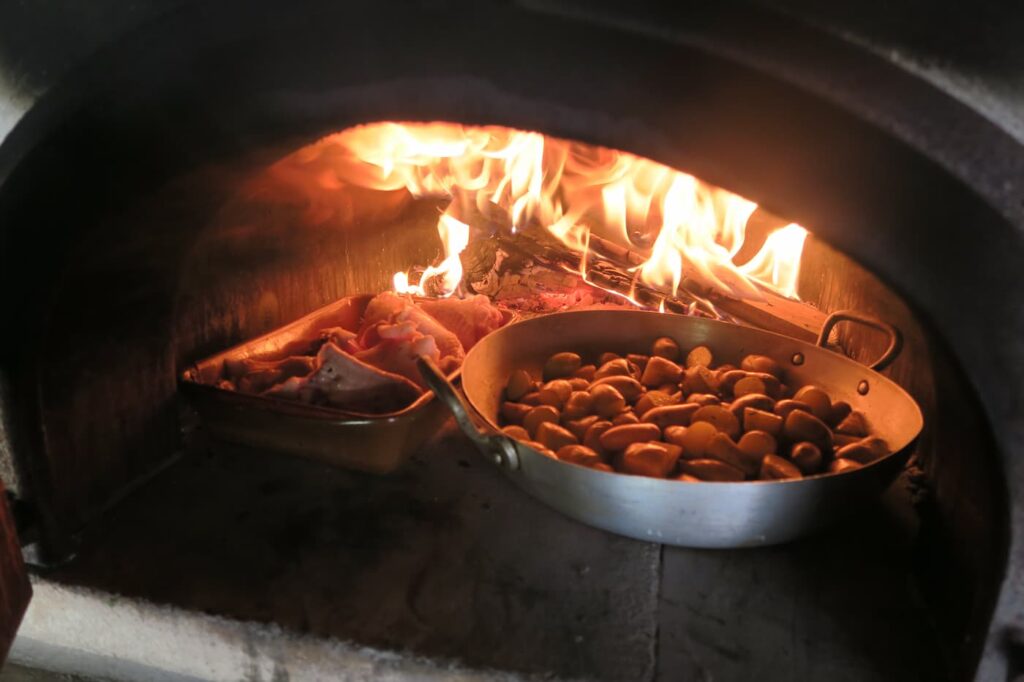 Râtes dans plat rond dans le four à bois allumé