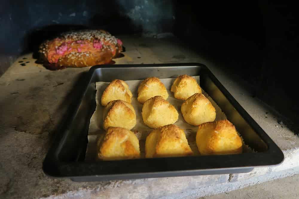 Pyramides de coco cuitent dans le four à bois