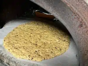 Cookie géant à la sortie du four à bois