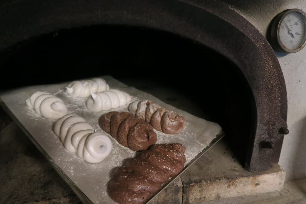 Meringues prêts à être enfourner au four à bois
