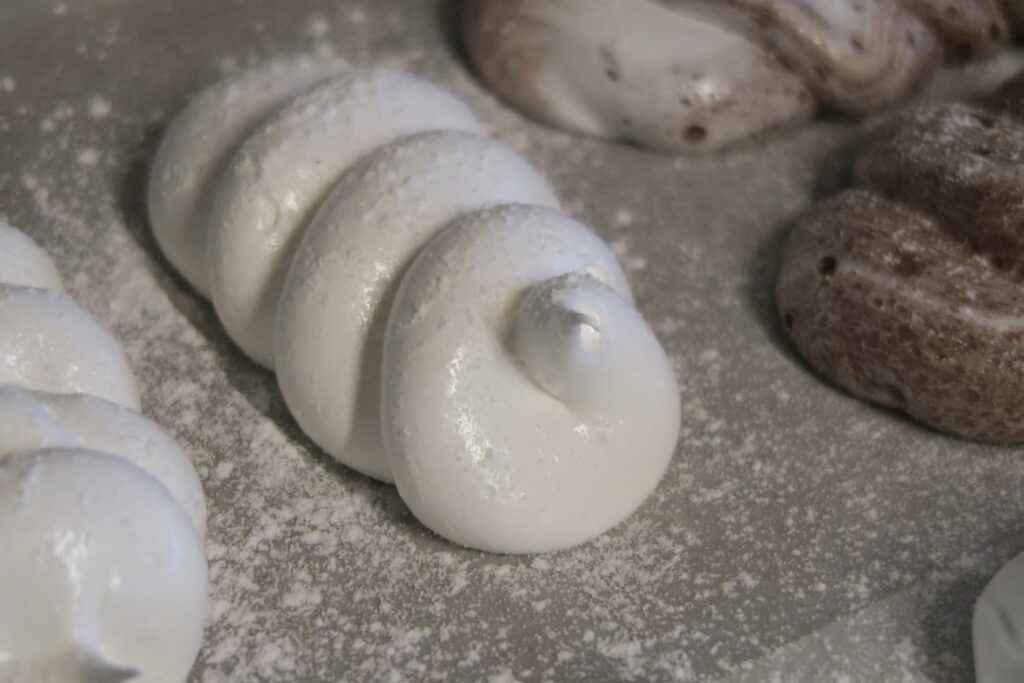 Meringues prêts à être enfourner au four à bois