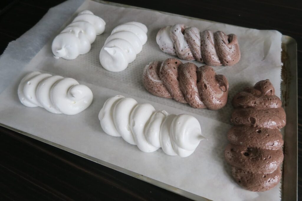 Meringues prêts à être enfourner au four à bois