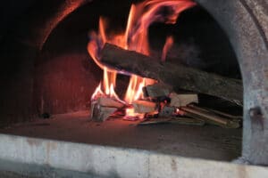 Feu allumé à l'avant du four