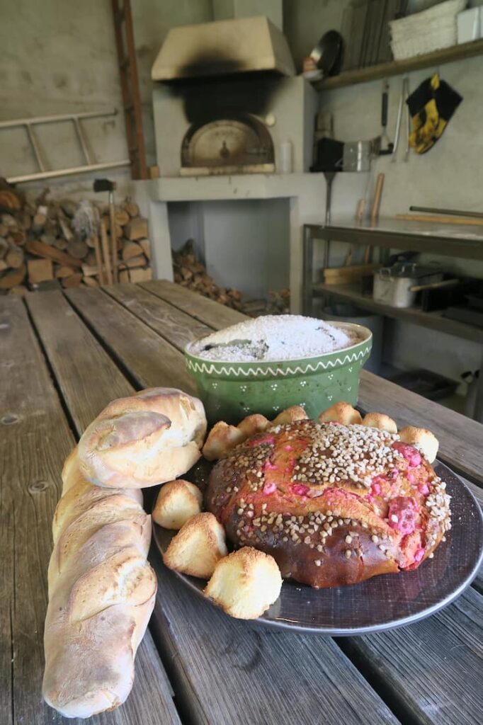 Fournée de batch cooking au four à bois