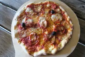 Pizza au chorizo cuite au feu de bois