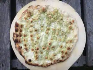 Pizza aux ravioles cuite au four à bois