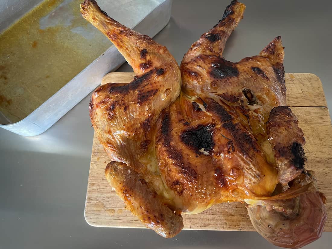 Poulet cuit, en attente avant dégustation avec son jus.