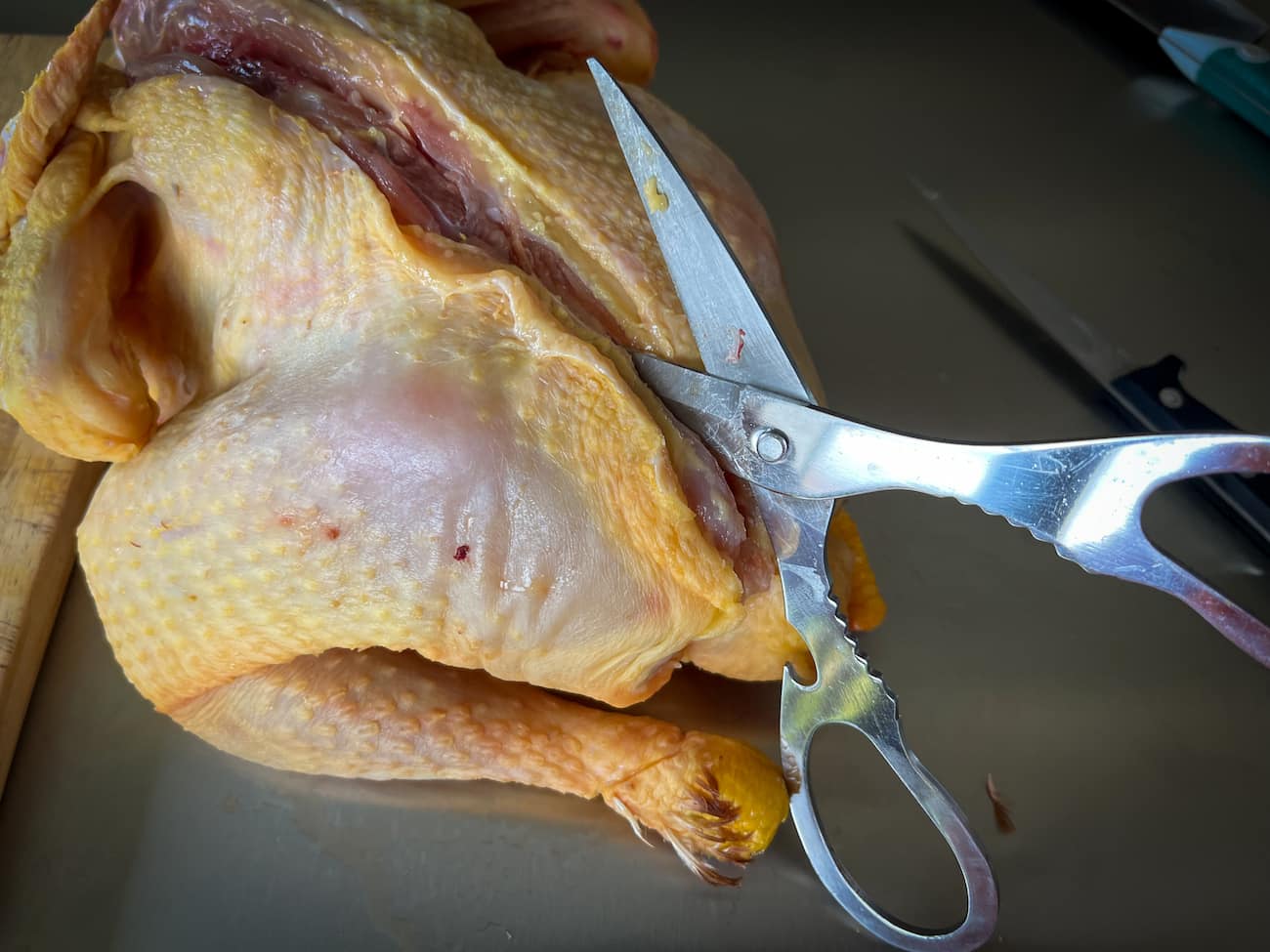 Découpe du poulet le long de la colonne