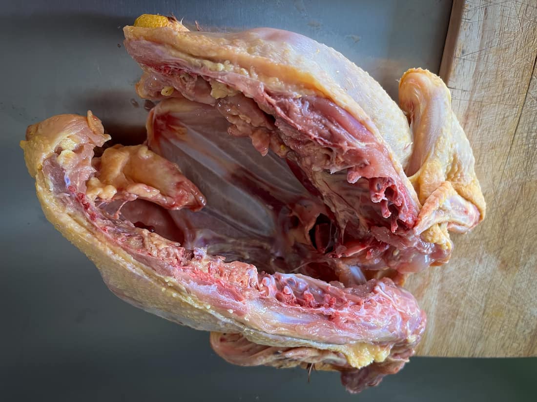 Poulet découpé en deux le long de la colonne