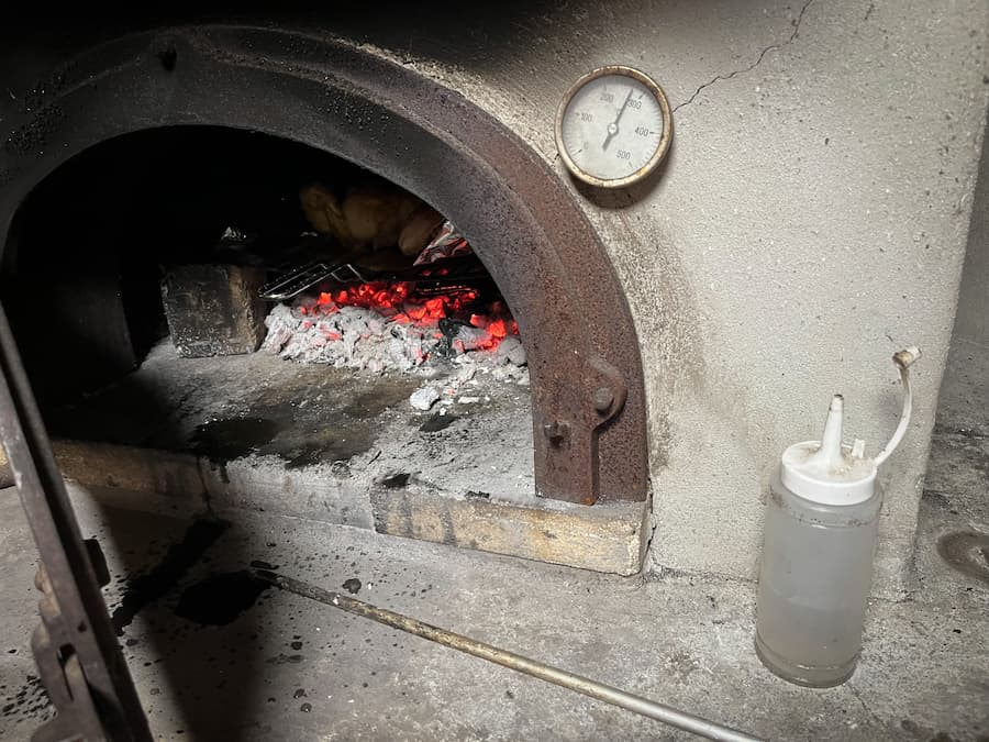 Surveiller la cuisson pour ne pas que le poulet brûle
