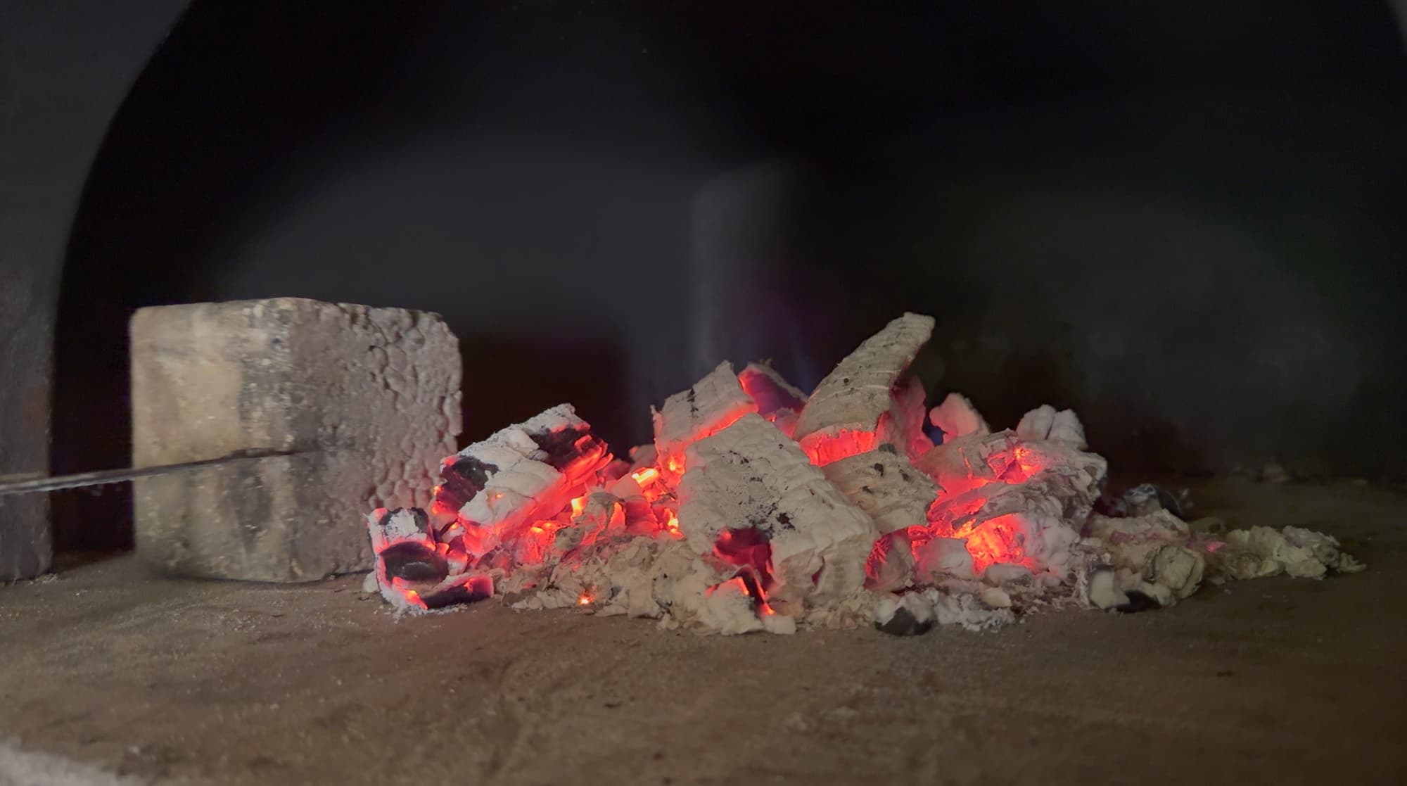 Installation des supports pour poser la grille du barbecue au dessus des braises