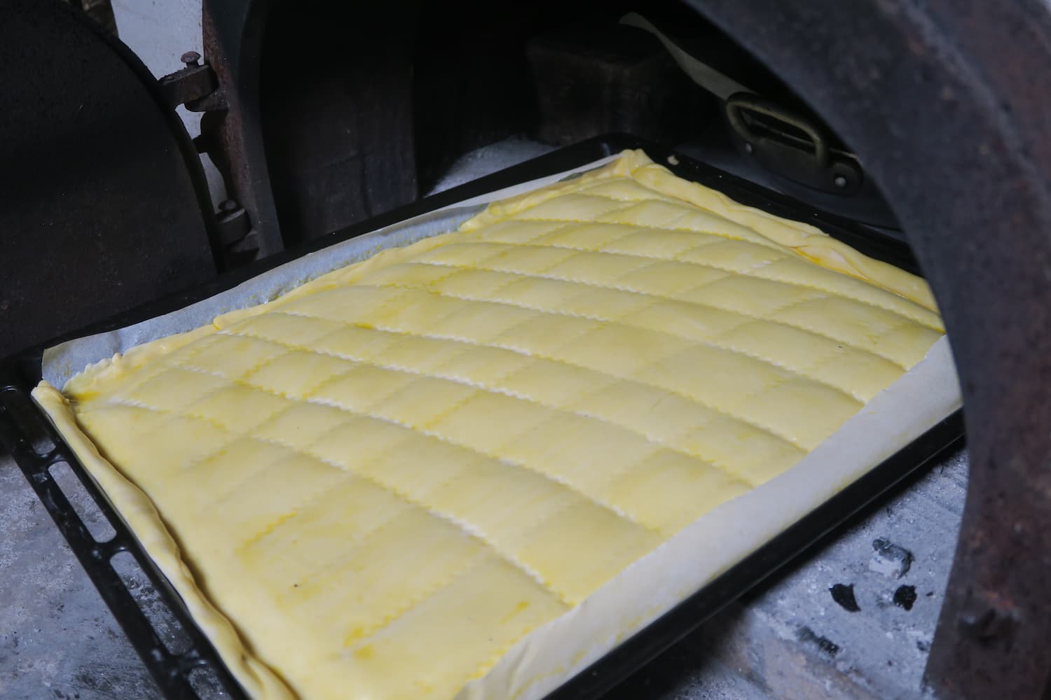 Galette des rois rectangulaire prête à être enfournée au four à bois