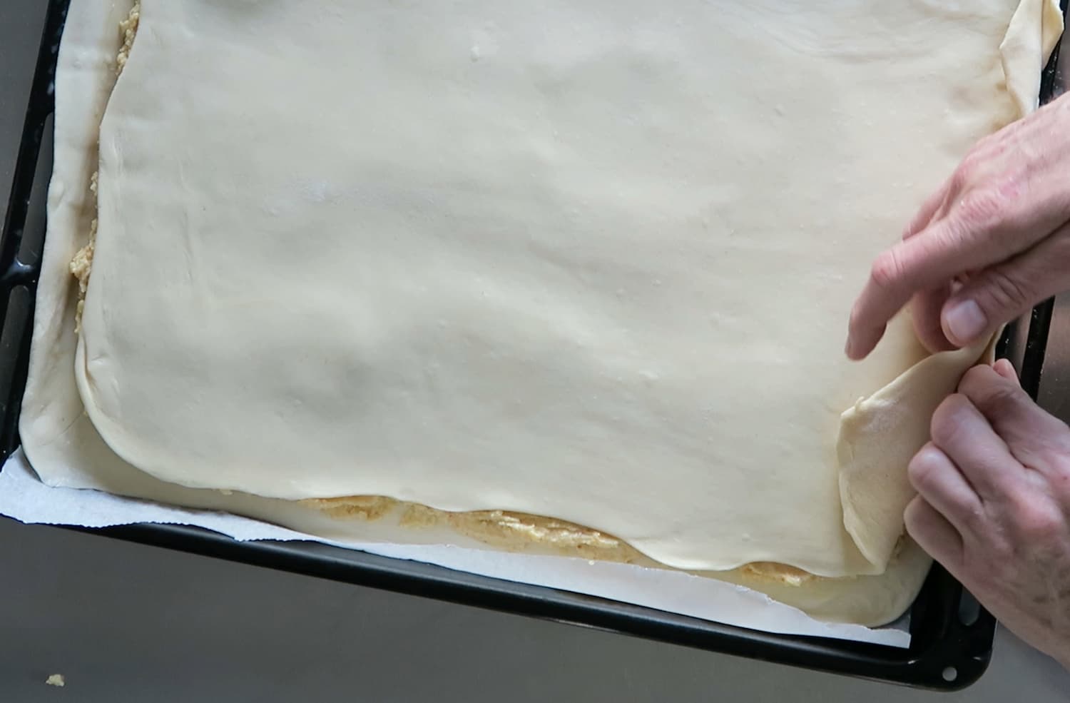 Poser la deuxième pâte feuilletée sur la crème d'amande