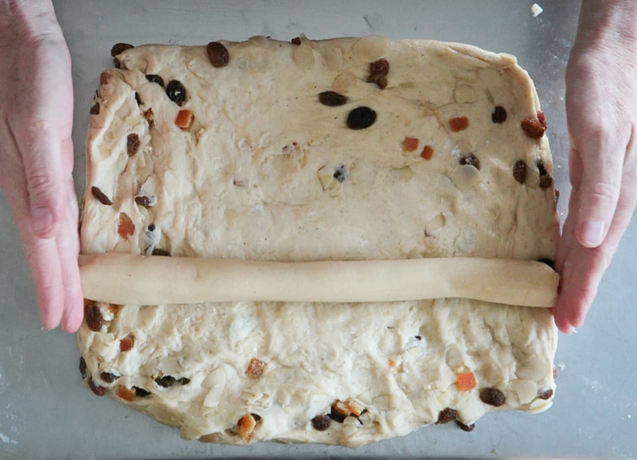 Façonner Stollen, répartir les fruits secs et la buche de pate d'amande