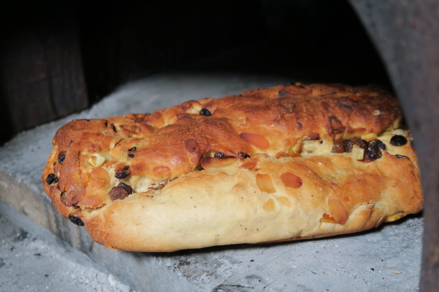 Stollen cuit au four à bois