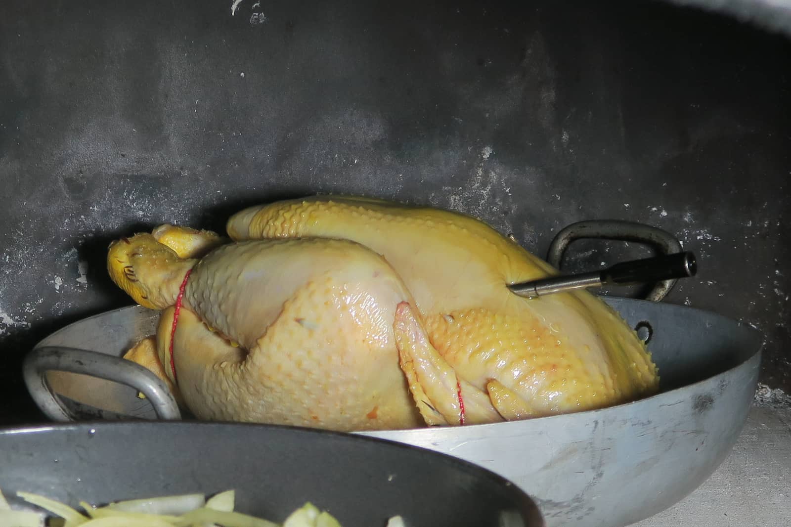 Enfournement poulet rôti au four à bois