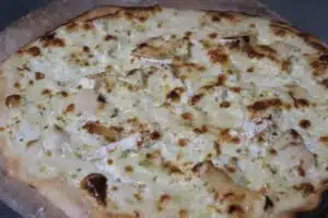 Pizza poulet chèvre miel à la sorti du four