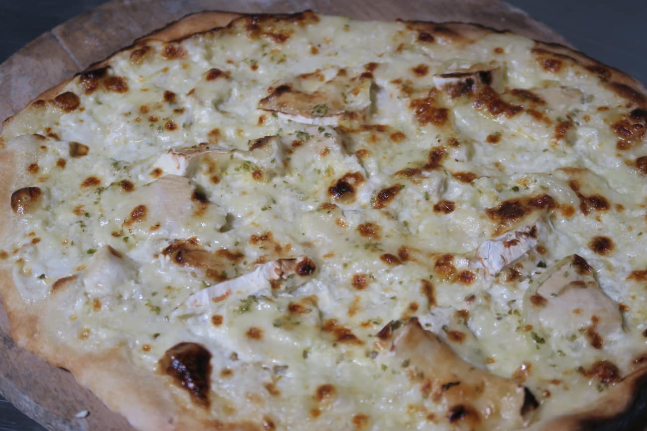 Pizza poulet chèvre miel à la sorti du four