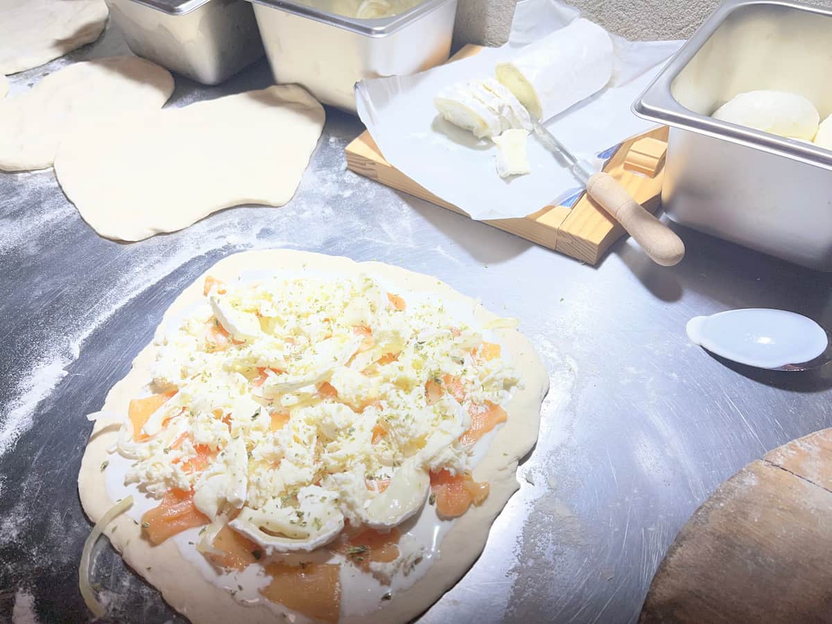 Préparation de la pizza avec le poulet, le chèvre et la mozzarella