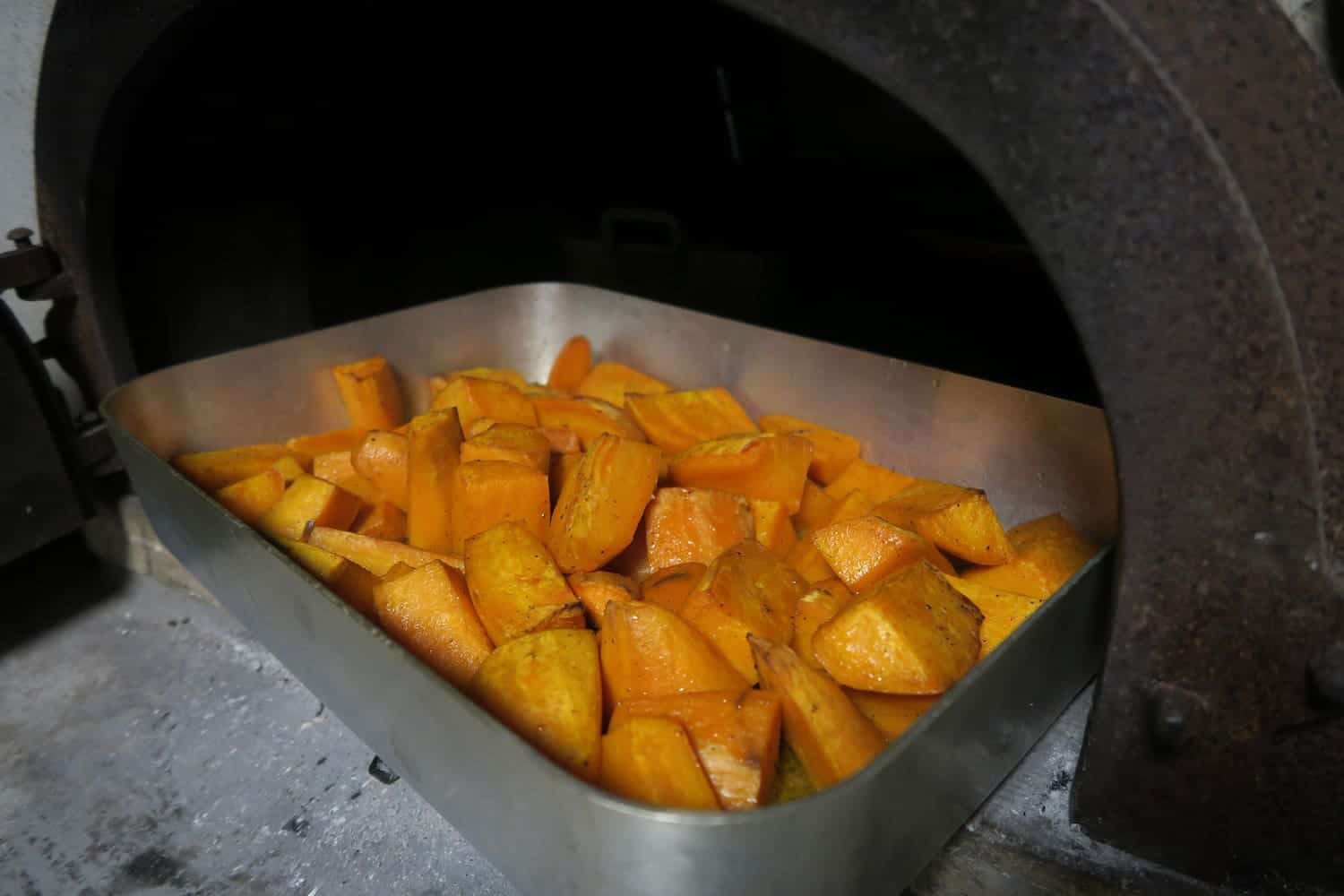 Patates douces au four à bois