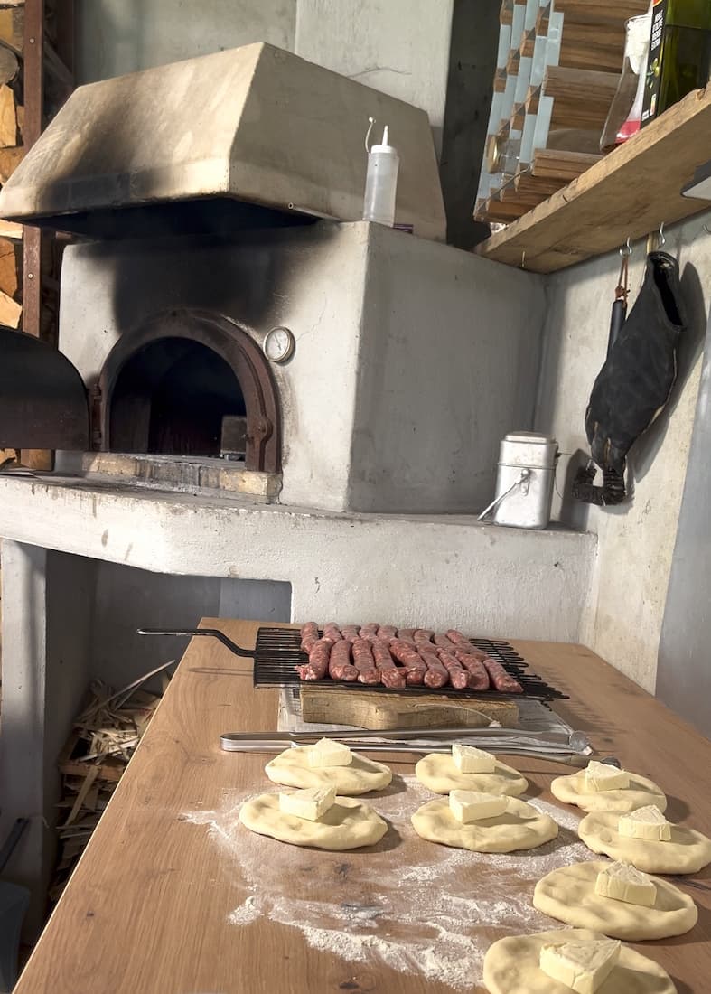 Fournée barbecue : naans et saucisses grillées et pains viennois