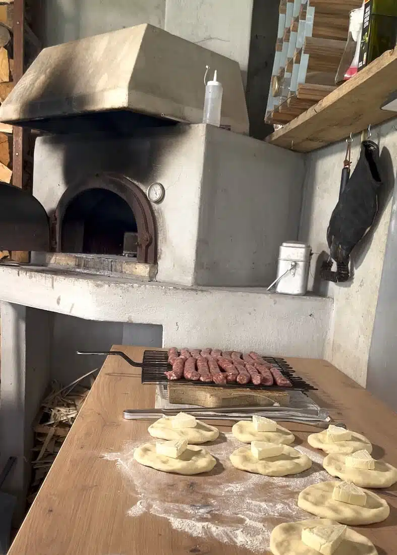 Fournée barbecue : naans et saucisses grillées et pains viennois