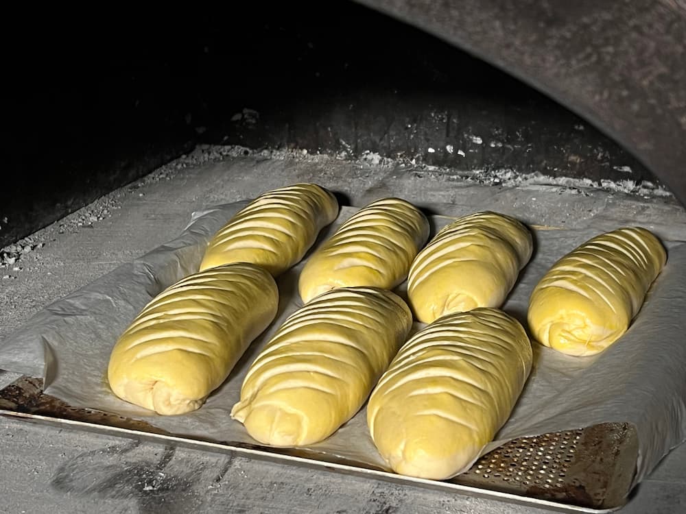 Pain au lait avant cuisson, au four à bois