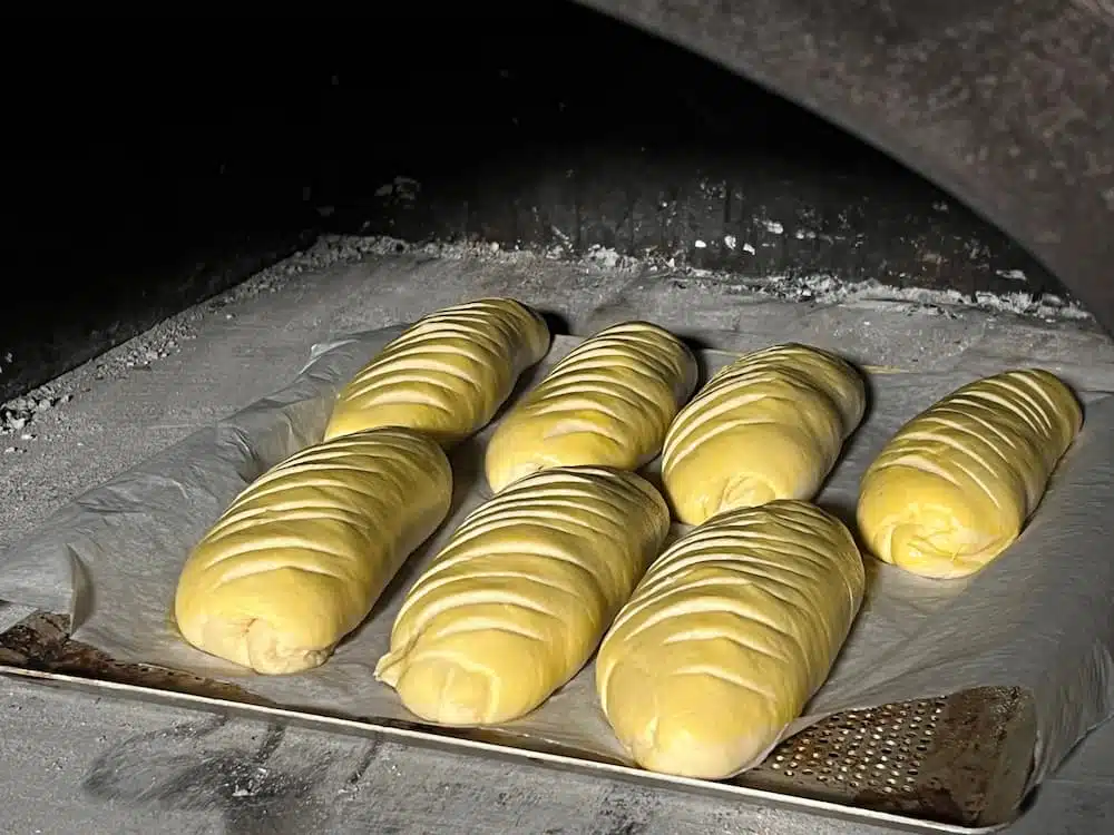 Pain au lait avant cuisson, au four à bois
