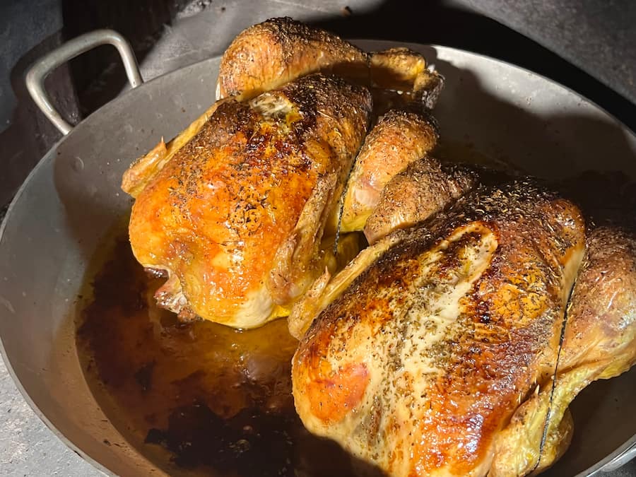 Deux poulet rôtis au four à bois