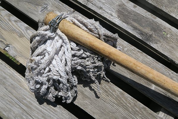 Balai mouillé (écouvillon) fait maison pour nettoyer la sole