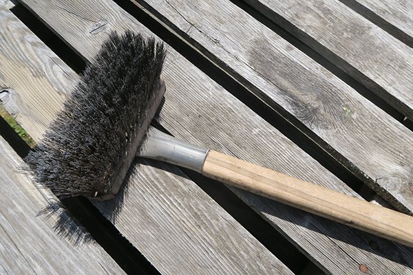 Brosse en métal pour nettoyer la sole du four à bois