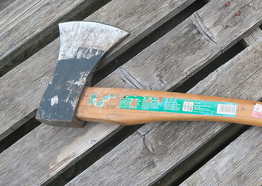 Hache pour fendre les bûchettes du four à bois