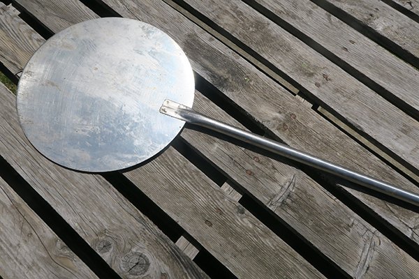 Pelle en inox à long manche pour le four à bois