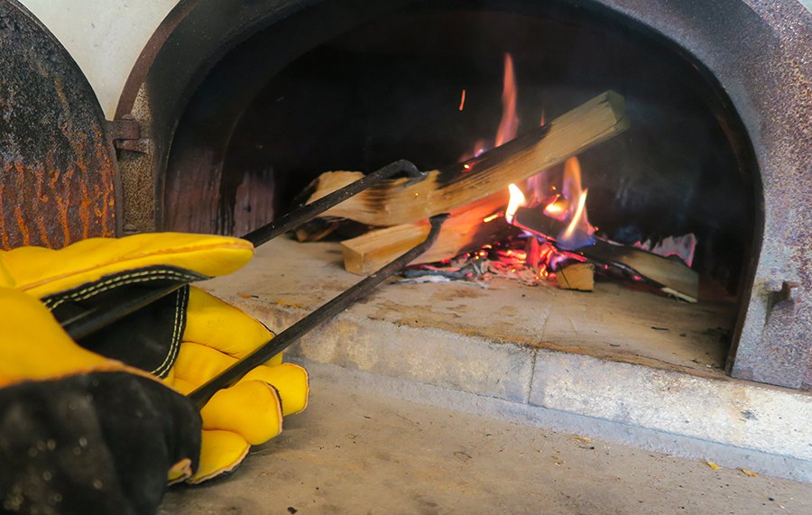 Pince à bois pour replacer les bûches dans le four